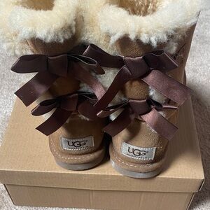 UGG Australia Kids Chesnut Bailey Short Boots with Ribbon Accents